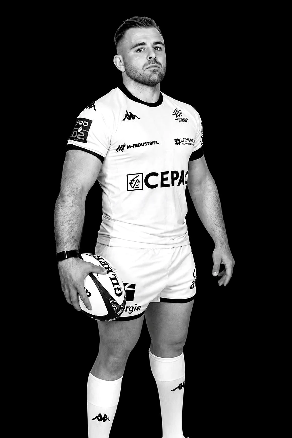 Andrea Pontanier en tenue blanche de Provence Rugby, ballon à la main